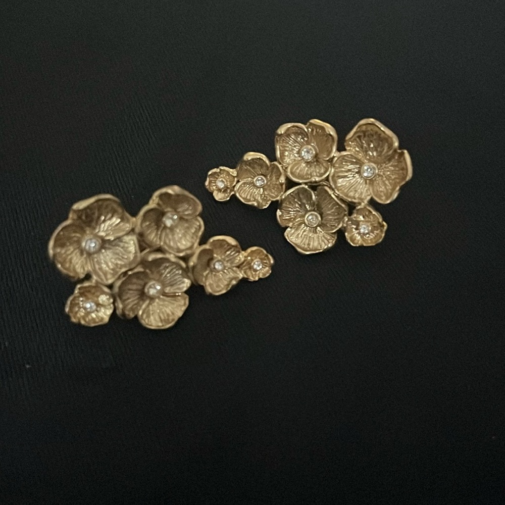 Vintage flower design earrings